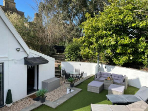 Rural luxury 2 bed country cottage and hot tub 8 minutes from Bristol City centre